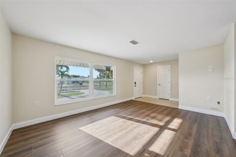 House in Saint Petersburg, Florida 3 bedrooms, 146.6 sq.m. № 1883378 - photo 10