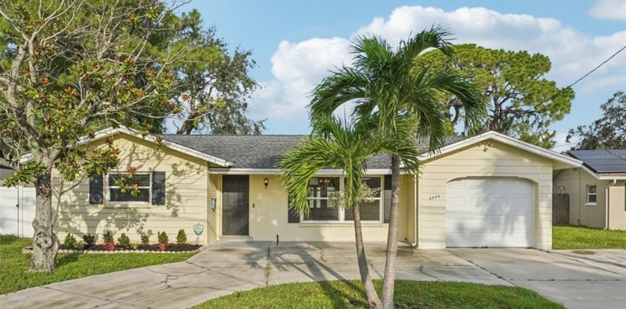 House in Saint Petersburg, Florida 3 bedrooms, 146.6 sq.m. № 1883378