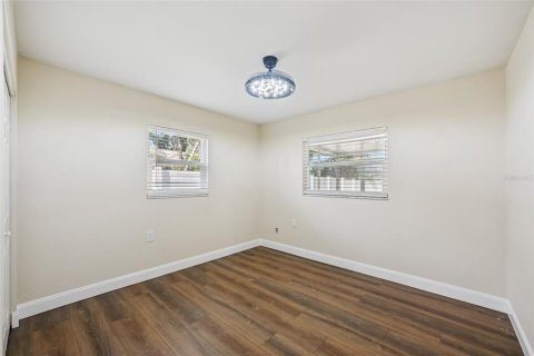 House in Saint Petersburg, Florida 3 bedrooms, 146.6 sq.m. № 1883378 - photo 24