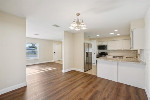 House in Saint Petersburg, Florida 3 bedrooms, 146.6 sq.m. № 1883378 - photo 4