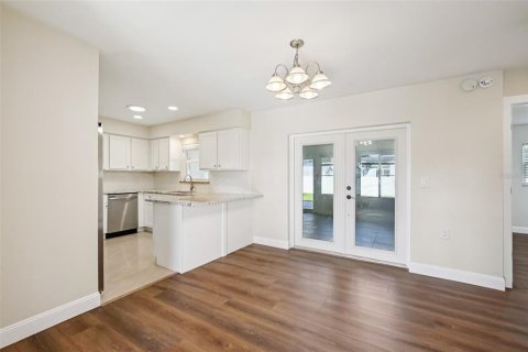 House in Saint Petersburg, Florida 3 bedrooms, 146.6 sq.m. № 1883378 - photo 13