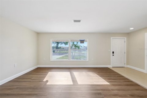 House in Saint Petersburg, Florida 3 bedrooms, 146.6 sq.m. № 1883378 - photo 3