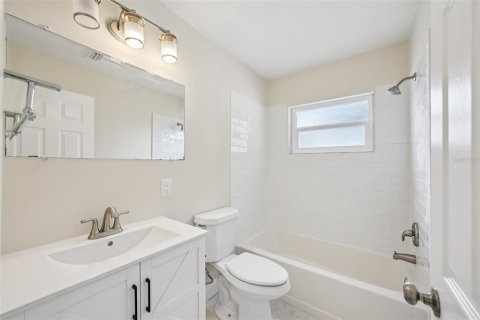 House in Saint Petersburg, Florida 3 bedrooms, 146.6 sq.m. № 1883378 - photo 26