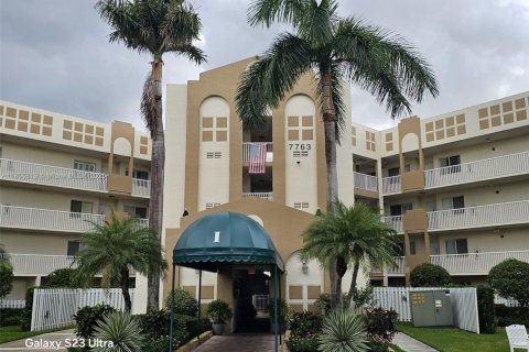 Condominio en venta en Tamarac, Florida, 2 dormitorios, 118.45 m2 № 1887296 - foto 1
