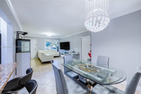 Condo in Miami, Florida, 2 bedrooms № 1975683 - photo 10