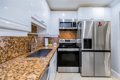 Condo in Miami, Florida, 2 bedrooms № 1975683 - photo 4