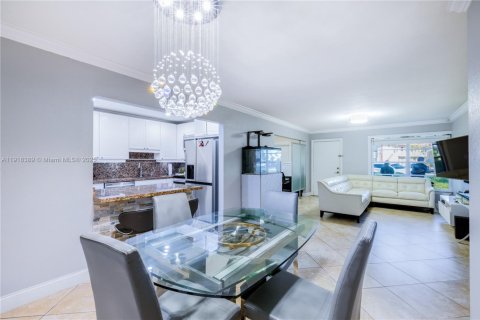 Condo in Miami, Florida, 2 bedrooms № 1975683 - photo 9