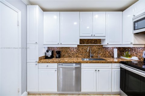 Condo in Miami, Florida, 2 bedrooms № 1975683 - photo 3