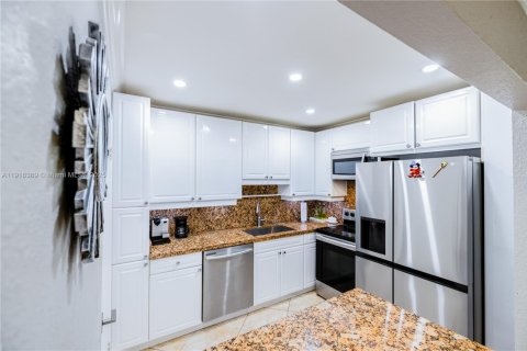 Condo in Miami, Florida, 2 bedrooms № 1975683 - photo 2