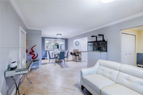 Condo in Miami, Florida, 2 bedrooms № 1975683 - photo 12