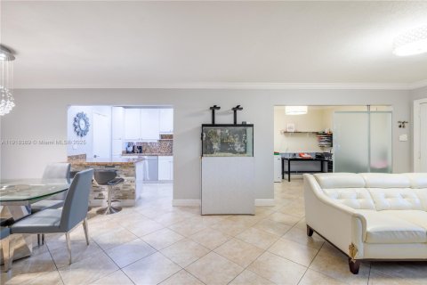 Condo in Miami, Florida, 2 bedrooms № 1975683 - photo 16