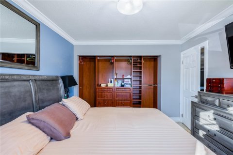 Condo in Miami, Florida, 2 bedrooms № 1975683 - photo 8