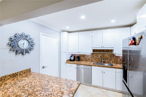 Condo in Miami, Florida, 2 bedrooms № 1975683 - photo 1