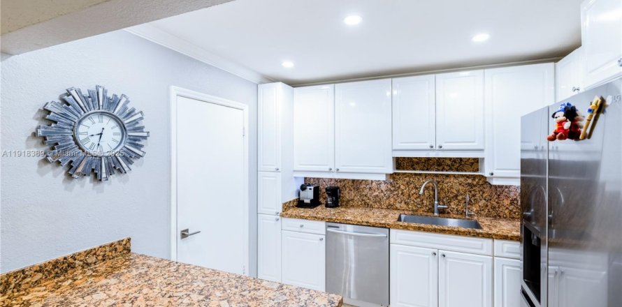 Condo in Miami, Florida, 2 bedrooms № 1975683