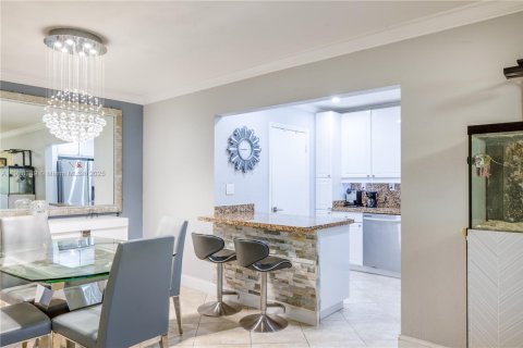 Condo in Miami, Florida, 2 bedrooms № 1975683 - photo 14