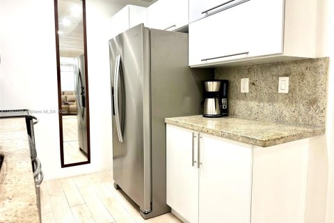 Condo in Miami Beach, Florida, 1 bedroom  № 1929451 - photo 2