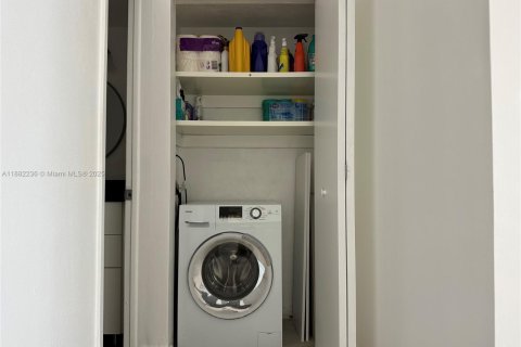 Condo in Miami Beach, Florida, 1 bedroom  № 1929451 - photo 19