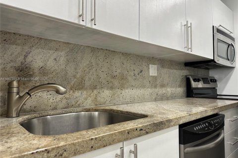 Condo in Miami Beach, Florida, 1 bedroom  № 1929451 - photo 1