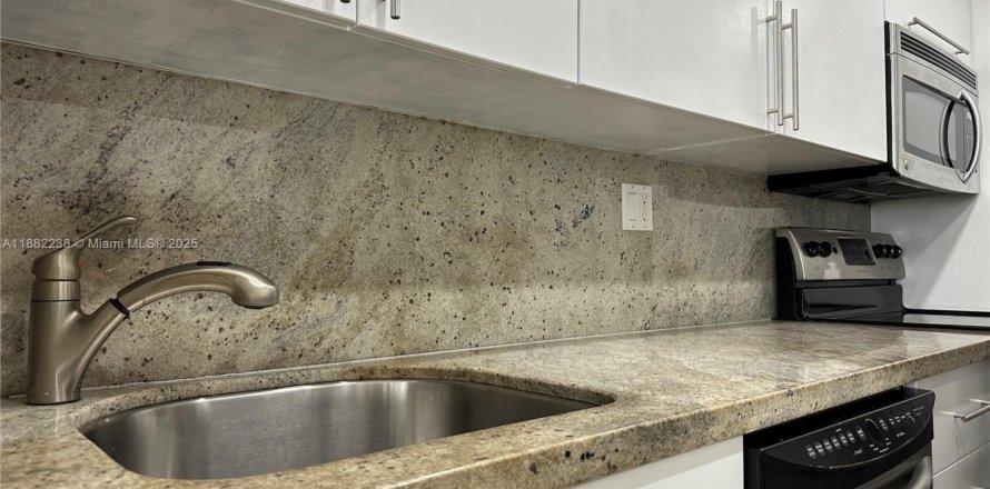 Condo in Miami Beach, Florida, 1 bedroom  № 1929451