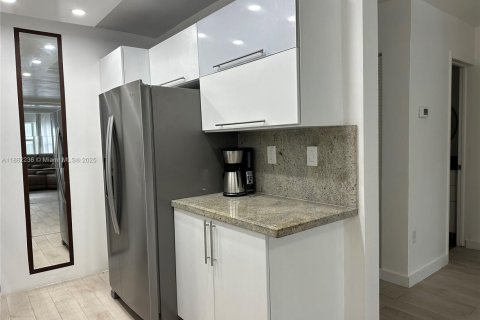 Condo in Miami Beach, Florida, 1 bedroom  № 1929451 - photo 12