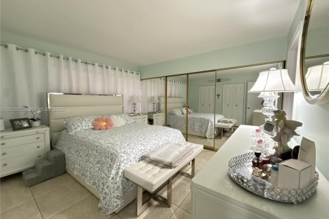 Купить кондоминиум в Пемброк-Пайнс, Флорида 1 спальня, 97.18м2, № 2088223 - фото 11