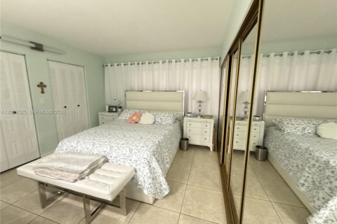 Купить кондоминиум в Пемброк-Пайнс, Флорида 1 спальня, 97.18м2, № 2088223 - фото 12