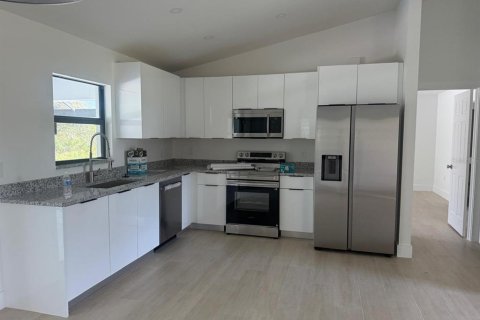House in Port Charlotte, Florida 4 bedrooms, 154.03 sq.m. № 2127363 - photo 4