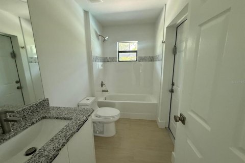 House in Port Charlotte, Florida 4 bedrooms, 154.03 sq.m. № 2127363 - photo 6