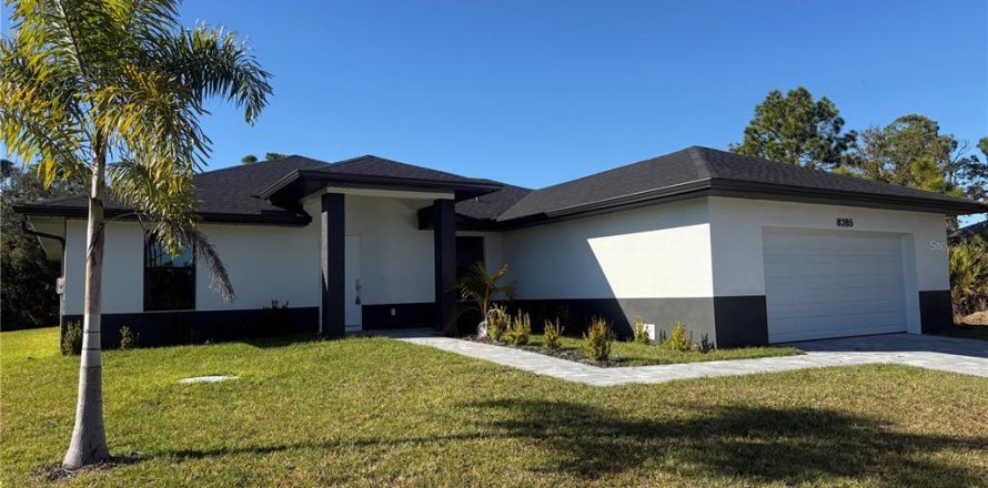 House in Port Charlotte, Florida 4 bedrooms, 154.03 sq.m. № 2127363