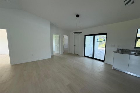 House in Port Charlotte, Florida 4 bedrooms, 154.03 sq.m. № 2127363 - photo 5