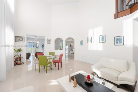House in Doral, Florida 4 bedrooms, 246.01 sq.m. № 1955676 - photo 27