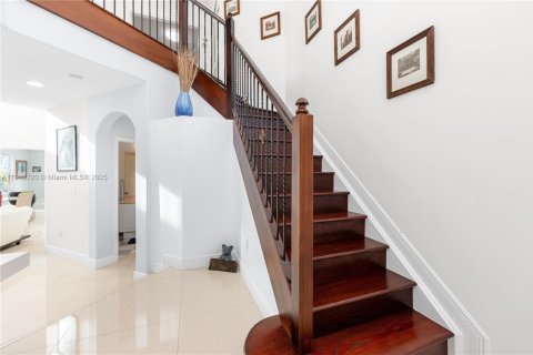 House in Doral, Florida 4 bedrooms, 246.01 sq.m. № 1955676 - photo 19