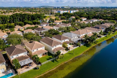 House in Doral, Florida 4 bedrooms, 246.01 sq.m. № 1955676 - photo 9