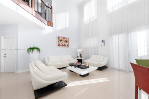 House in Doral, Florida 4 bedrooms, 246.01 sq.m. № 1955676 - photo 24