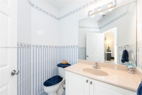 House in Doral, Florida 4 bedrooms, 246.01 sq.m. № 1955676 - photo 22
