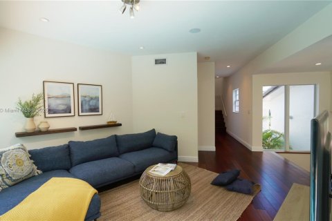 House in Key Biscayne, Florida 4 bedrooms, 316.15 sq.m. № 1957604 - photo 17