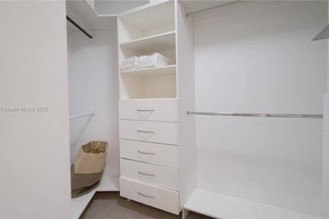 House in Key Biscayne, Florida 4 bedrooms, 316.15 sq.m. № 1957604 - photo 30