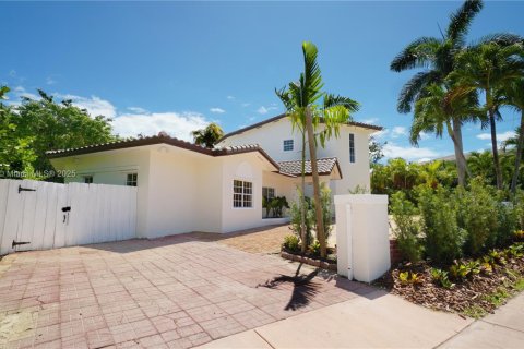 House in Key Biscayne, Florida 4 bedrooms, 316.15 sq.m. № 1957604 - photo 4