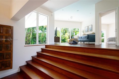 House in Key Biscayne, Florida 4 bedrooms, 316.15 sq.m. № 1957604 - photo 14