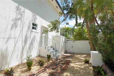 House in Key Biscayne, Florida 4 bedrooms, 316.15 sq.m. № 1957604 - photo 8