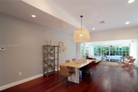 House in Key Biscayne, Florida 4 bedrooms, 316.15 sq.m. № 1957604 - photo 23