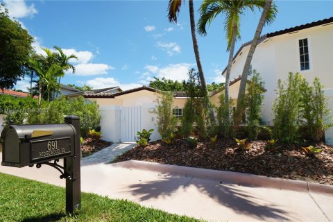 House in Key Biscayne, Florida 4 bedrooms, 316.15 sq.m. № 1957604 - photo 3