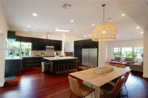 House in Key Biscayne, Florida 4 bedrooms, 316.15 sq.m. № 1957604 - photo 20