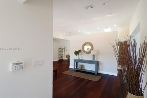 House in Key Biscayne, Florida 4 bedrooms, 316.15 sq.m. № 1957604 - photo 11