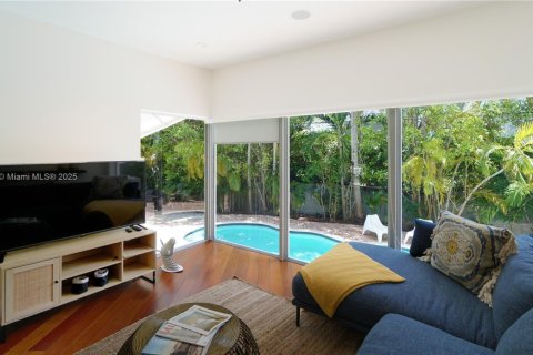 House in Key Biscayne, Florida 4 bedrooms, 316.15 sq.m. № 1957604 - photo 16