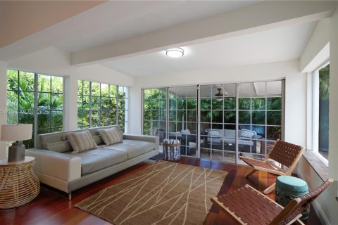 House in Key Biscayne, Florida 4 bedrooms, 316.15 sq.m. № 1957604 - photo 24