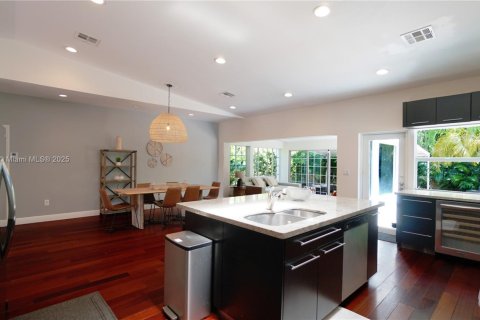 House in Key Biscayne, Florida 4 bedrooms, 316.15 sq.m. № 1957604 - photo 18