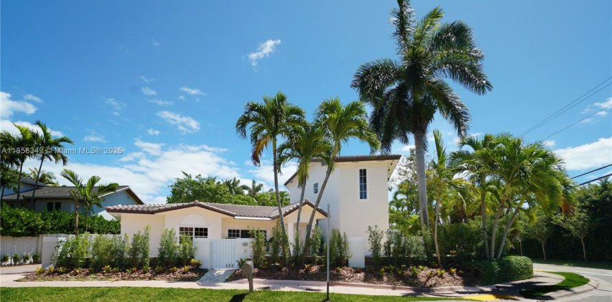 House in Key Biscayne, Florida 4 bedrooms, 316.15 sq.m. № 1957604