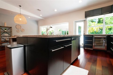 House in Key Biscayne, Florida 4 bedrooms, 316.15 sq.m. № 1957604 - photo 22