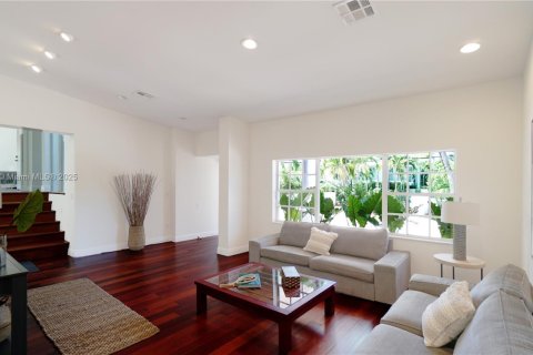 House in Key Biscayne, Florida 4 bedrooms, 316.15 sq.m. № 1957604 - photo 13